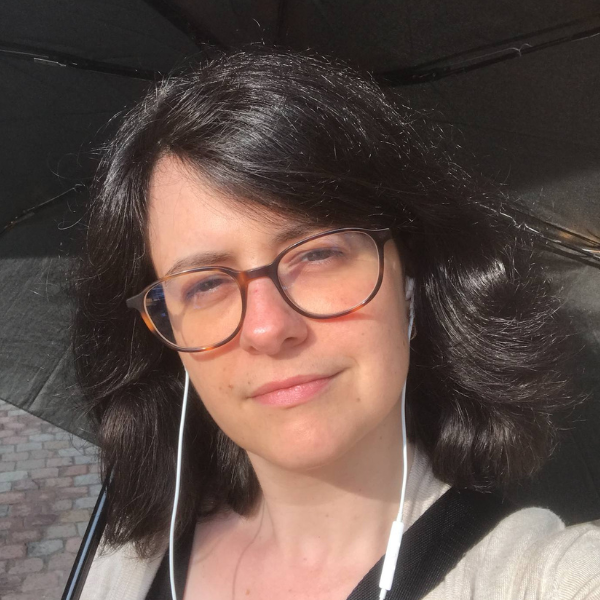 Chiara teaching French, Dutch, and Italian via WhatsApp messages