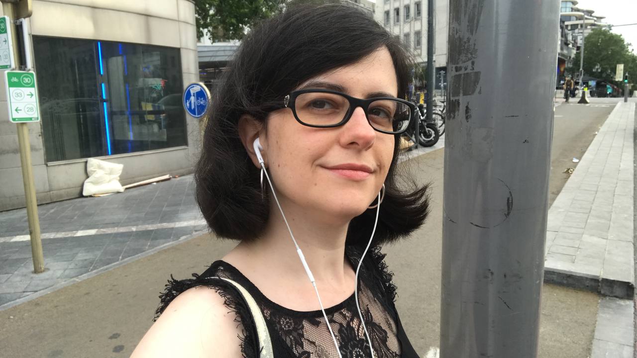 Chiara teaching French, Dutch, and Italian via WhatsApp messages